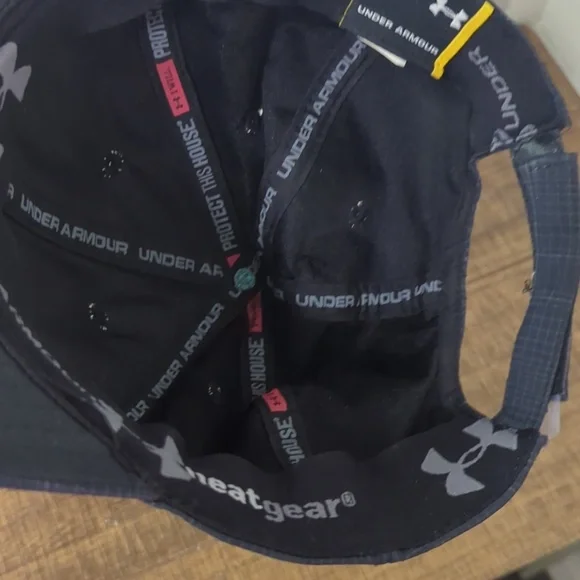 ❤️5/$25 Like New Under Armour Plaid Heat Gear Velcro Back - Picture 3 of 4